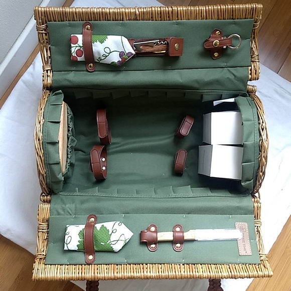 VERONA WINE & CHEESE PICNIC BASKET - Picture 3 of 5